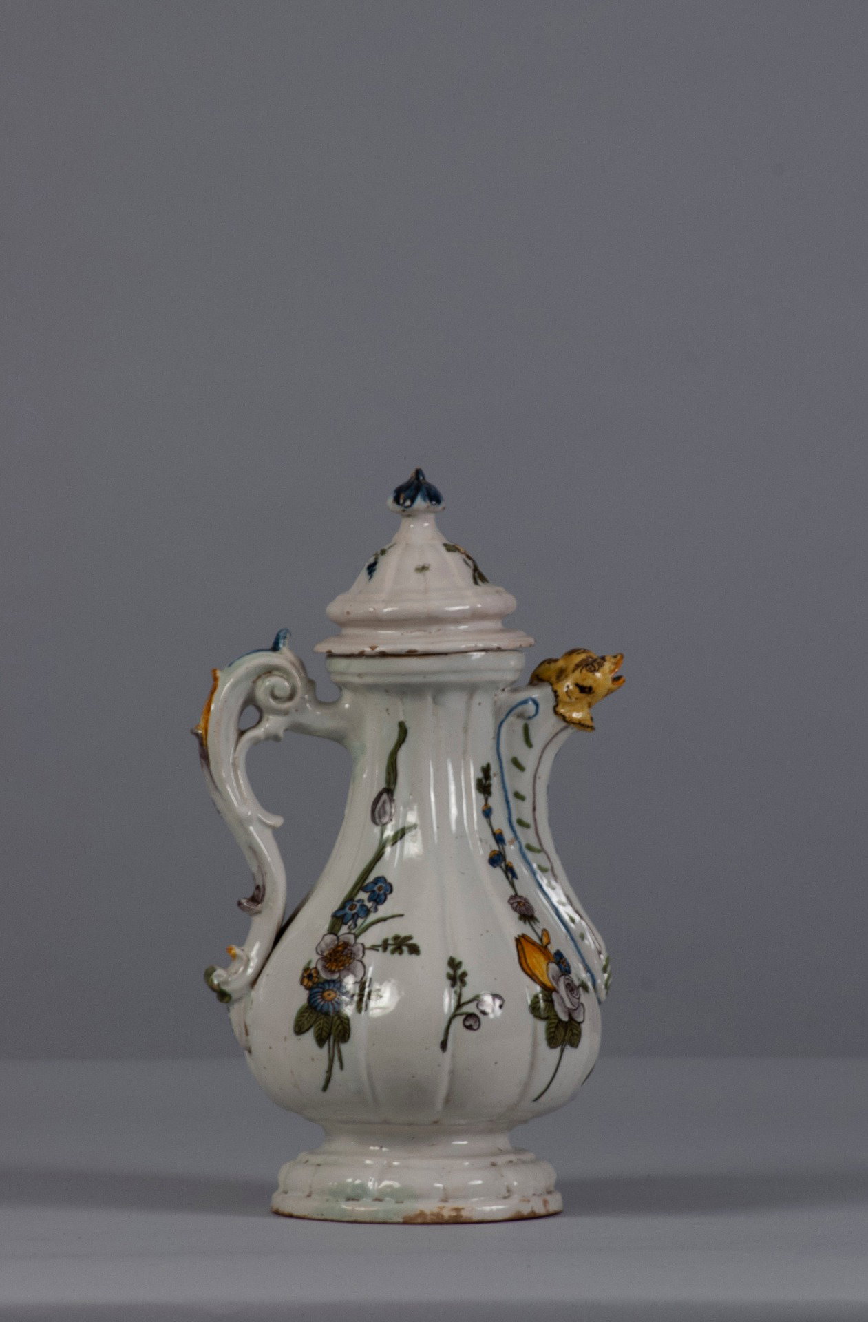 Urbino (1770 circa), Caffettiera costolata con coperchio originale, Maiolica policroma